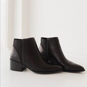 Chinese Laundry Finn Chelsea Bootie